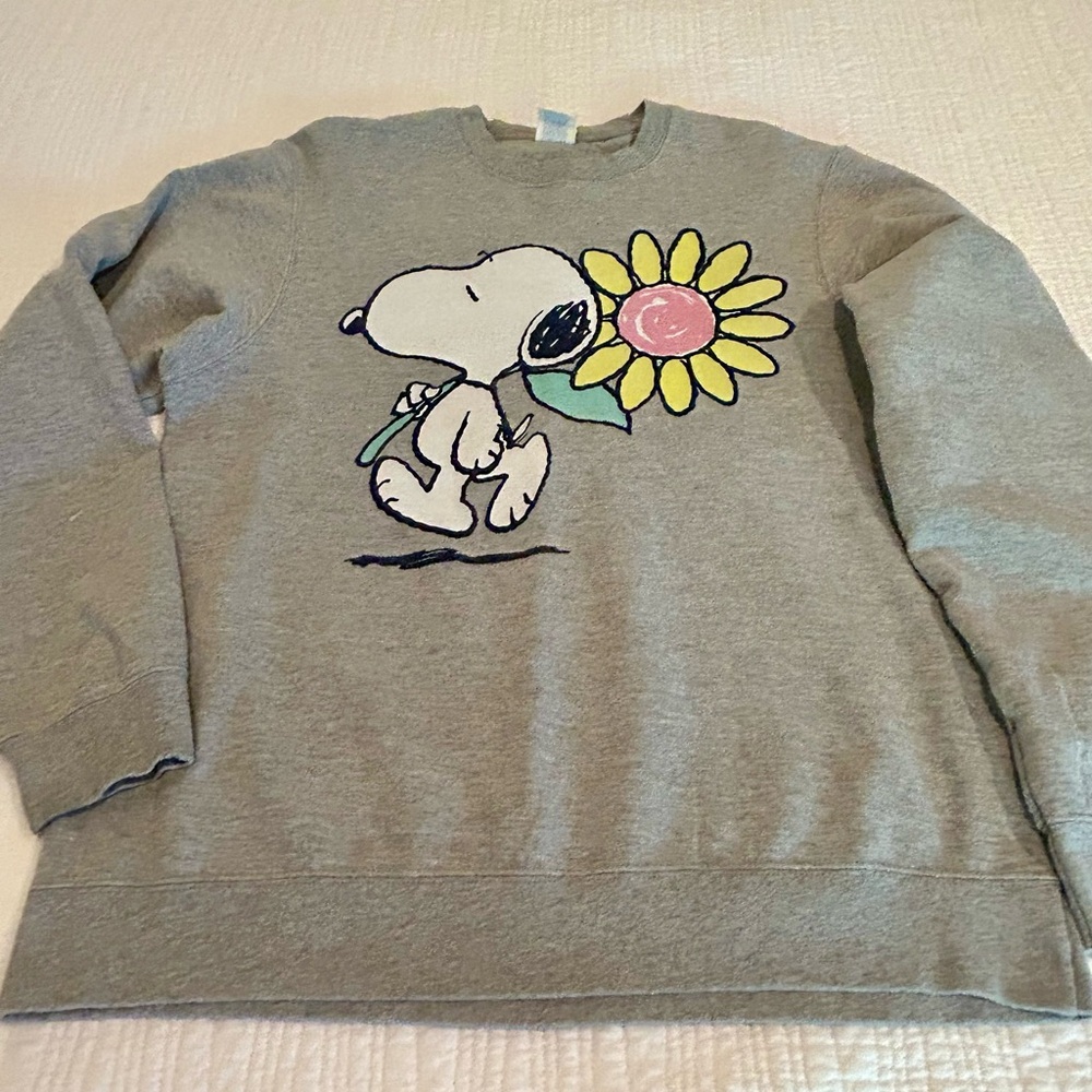 Gray Snoopy Flower Sweater 🌼🌸